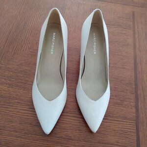 Neutral leather pumps